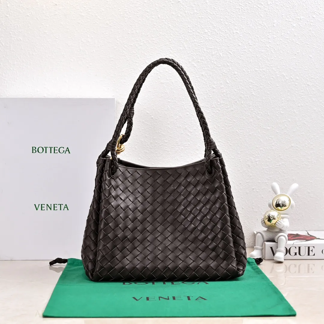 Batch 2660 24 early autumn new model Andiamo Parachute is made of a whole piece of woven leather and is processed with folding stitching at the four corners # Craftsmanship and creativity. Large size is atmospheric and practical. One of the must-selects for BV. Large space, can hold a computer, thick shoulder strap, very comfortable on the shoulder. Large parachute upper body real photo can be carried on the back. The upper body is versatile and cute☺️ Style number: 6571 Size: 30*26*20cm